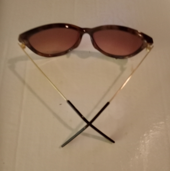 Beautiful Kat Eye Brown & Gold Sunglasses 🕶 - Picture 4 of 6
